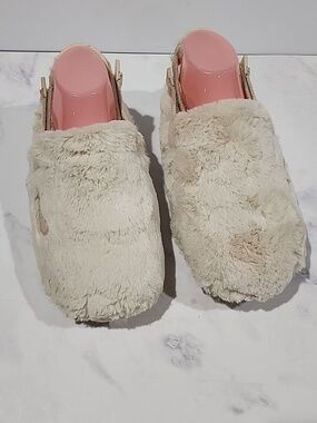 Nike Brand  Cozy Cream Fuzzy Slippers Brand New No Tag